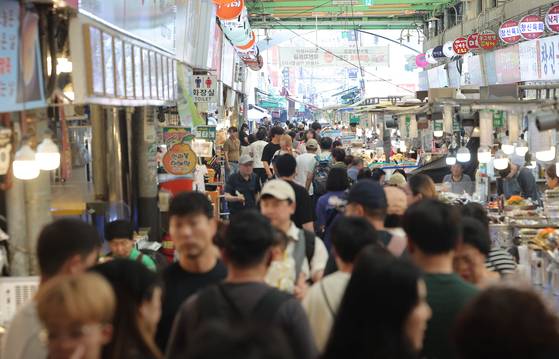 Seoul citizens crowd a traditional market in Seoul on July 7, the day when the Lee Jae Myung administration announced public livelihood recovery coupons. [YONHAP]