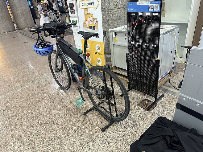 Roundel does not have it's own counters in Korean airports, instead arranging pick-up and drop-off through partner companies like Zim Carry in Gimhae International Aiport, photographed on Oct. 3. Zim Carry provides bike tools to help cyclists remove their front wheel and, if needed, handlebars.  [JIM BULLEY]