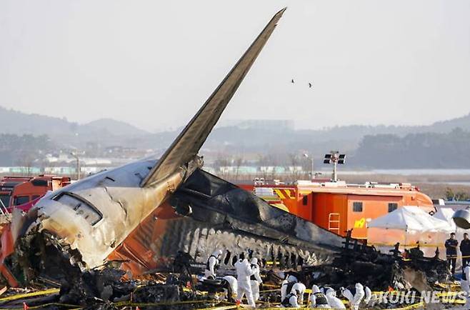 지난해 12월 31일 전남 무안국제공항 사고 현장에서 경찰 과학수사 요원들이 현장감식을 하고 있다. 유희태 기자