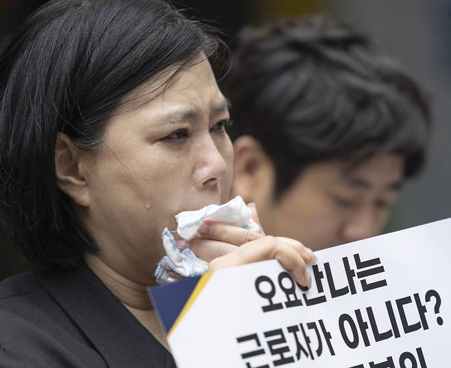 19일 서울 중구 서울고용노동청 앞에서 열린 MBC 기상캐스터였던 고(故) 오요안나씨 특별감독결과 규탄 기자회견에서 오씨의 어머니 장연미 씨가 눈물을 흘리고 있다. 이날 회견에서 오씨의 어머니 장 씨는 오씨가 근로기준법상 근로자로 인정되지 않는다는 고용노동부의 특별근로감독 결과에 대해 "절대로 받아들일 수 없다"고 밝혔다. 연합뉴스