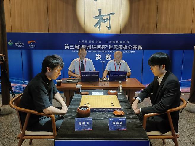 당이페이 9단(왼쪽)이 만 30세 나이로 란커배를 제패하며 메이저 세계 타이틀 홀더 반열에 올랐다. 한국기원 제공