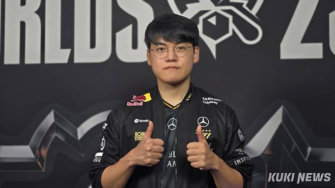 ‘구마유시’ 이민형이 15일 중국 베이징 스마트 e스포츠 센터에서 열린 ‘2025 롤드컵’ 스위스 스테이지 1라운드 플라이퀘스트와 경기가 끝난 뒤 쿠키뉴스와 인터뷰하고 있다. 김영건 기자