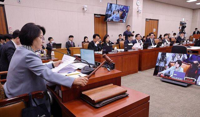 서울 여의도 국회에서 열린 대법원 등에 대한 법제사법위원회 국정감사에서 추미애 법사위원장이 의사봉을 두드리고 있다. 연합뉴스