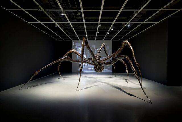 호암미술관 루이즈 부르주아 회고전에 나온 작품. 퍼포먼스 영상을 배경으로 설치된 ‘웅크린 거미’(청동, 흑색 광택 패티나, 스테인리스강, 270.5×835.7×627.4㎝, 2003). 이스턴재단 제공