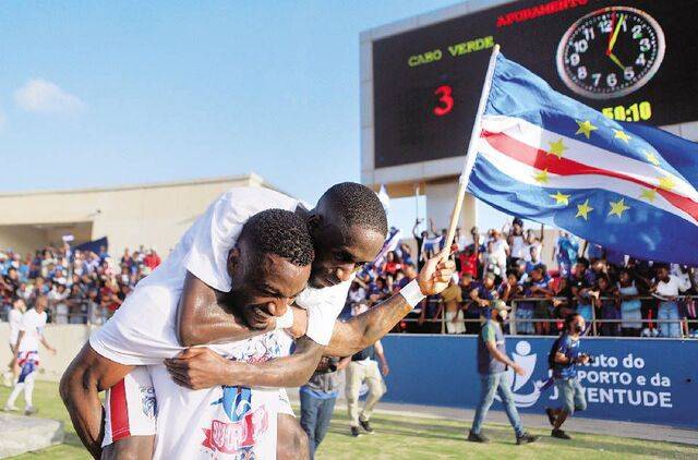 카보베르데 선수들이 14일(한국시간) 카보베르데 국립경기장에서 열린 2026 북중미 월드컵 예선 D조 최종 10차전에서 에스와티니를 꺾고 본선 진출을 확정한 뒤 기뻐하고 있다.  AP뉴시스