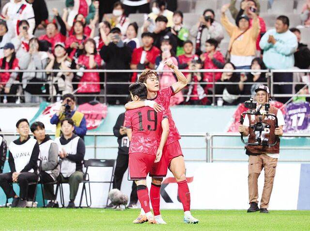 14일 서울 상암월드컵경기장에서 열린 파라과이와의 평가전에서 한국 대표팀의 오현규가 두 번째 골을 넣고 이강인과 함께 기뻐하고 있다. 뉴시스