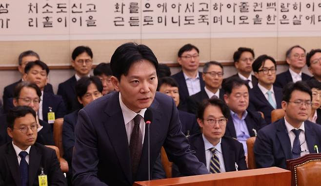 이화영 전 경기도 평화부지사의 대북송금 사건을 수사했던 박상용 법무연수원 교수가 14일 국회 법제사법위원회 법무부 국정감사에서 주진우 국민의힘 의원 질의에 답하고 있다. 연합뉴스