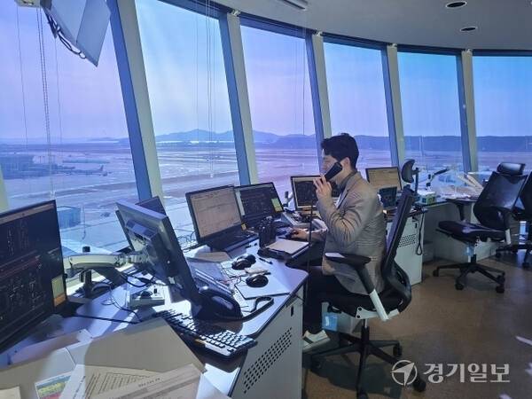인천공항공사 계류장 내 항공기 통제업무가 이뤄지고 있다. 경기일보DB
