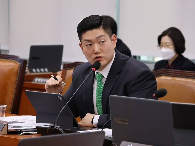 국회 정무위원회에서 질문하고 있는 김재섭 국민의힘 의원. [사진 제공 = 김재섭 의원실]