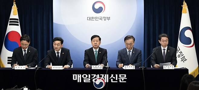 구윤철 경제부총리와 김윤덕 국토부 장관, 이억원 금융위원장을 비롯한 관계부처 인사들이 15일 정부서울청사 브리핑실에서 주택시장안정화대책 긴급가계부채 점검회의 결과를 브리핑 하고 있다. [김호영기자]