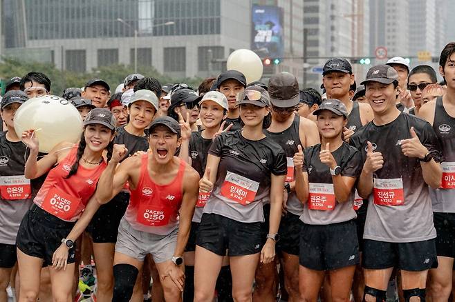 지난달 28일 서울 여의도공원 일대에서 열린 마라톤 대회 '2025 런 유어 웨이 서울(2025 Run Your Way SEOUL)'에서 참가자들이 환하게 웃으며 기념 촬영을 하고 있다. 이랜드월드