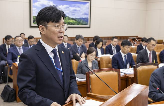 김영훈 고용노동부 장관이 15일 국회 기후에너지환경노동위원회에서 열린 2025년도 고용노동부에 대한 국정감사에서 기관보고를 하고 있다. 2025.10.15 연합뉴스