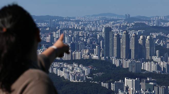 15일 경기 광주시 남한산성에서 내려다본 서울의 아파트 단지 모습. 뉴스1