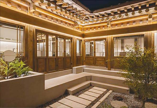 프라우들리가 운영 중인 ‘버틀러리’는 서울 북촌 일대 한옥 약 50채가 입점한 프리미엄 한옥 전문 플랫폼이다. 사진 위에는 서울시 종로구 삼청로에 위치한 스테이 ‘바람숨’, 사진 아래는 자하문로에 있는 ‘도현당’. (프라우들리 제공)