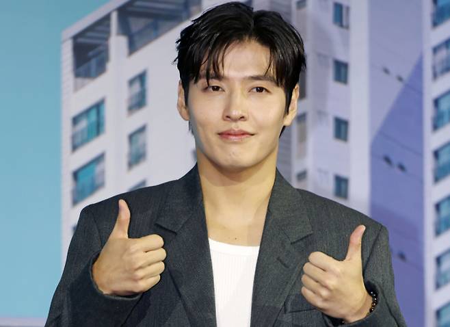 배우 강하늘이 15일 방송될 MBC 예능프로그램 '라디오스타'에 출연해 '오징어 게임' 관련 비화 등을 공개하며 유쾌한 입담을 전한다. 사진은 지난 7월14일 배우 강하늘이 서울 중구 앰배서더 서울 풀만 호텔에서 진행된 넷플릭스 오리지널 영화 '84 제곱미터' 제작발표회에 참석해 포즈를 취하고 있는 모습. /사진=머니투데이