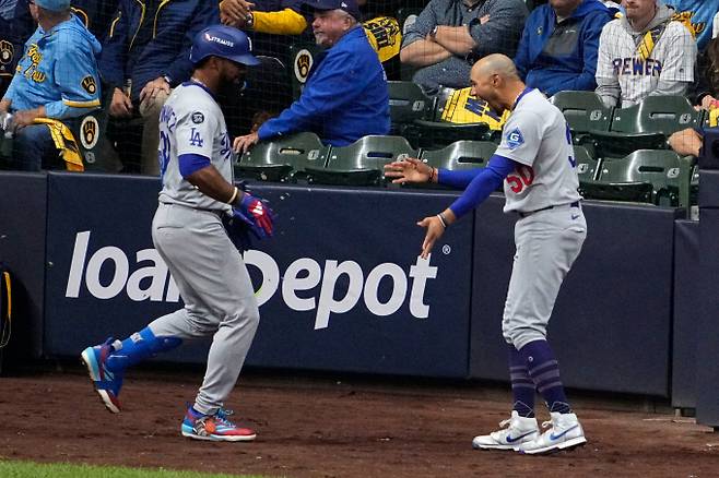 사진은 15일(한국시각) 미국 위스콘신주 밀워키 아메리칸 패밀리필드에서 열린 내셔널리그 챔피언십시리즈 2차전 원정경기에서 동점 홈런을 기록한 테오스카 에르난데스의 모습. /사진=로이터