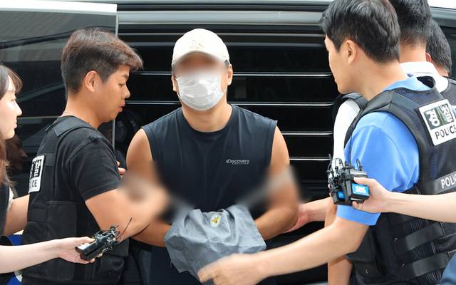 지난 7월 10일 경기 김포시 한 단독주택에서 60∼70대 부모와 30대 형 등 일가족 3명을 흉기로 살해한 혐의를 받는 30대 A 씨가 부천시 원미구 인천지방법원 부천지원에서 열린 구속 전 피의자 심문(영장실질심사)에 출석하고 있다. 연합뉴스