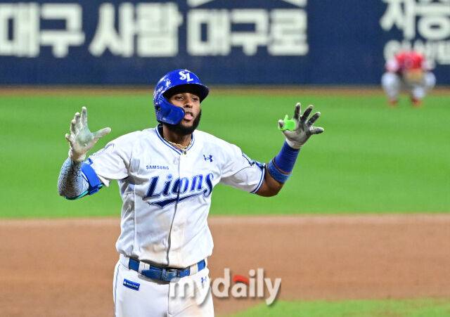 2025년 10월 14일 오후 대구 삼성라이온즈파크에서 열린 '2025 신한 SOL Bank KBO 포스트시즌' SSG 랜더스와 삼성 라이온즈의 준플레이오프 4차전 경기. 삼성 디아즈가 8회말 2사 1루서 2점 홈런을 친 뒤 기뻐하고 있다./대구=유진형 기자