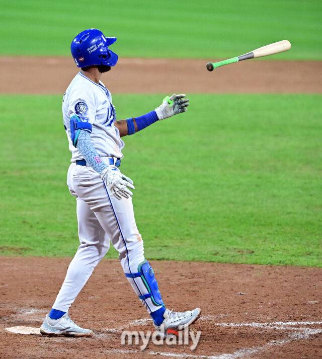 2025년 10월 14일 오후 대구 삼성라이온즈파크에서 열린 '2025 신한 SOL Bank KBO 포스트시즌' SSG 랜더스와 삼성 라이온즈의 준플레이오프 4차전 경기. 삼성 디아즈가 8회말 2사 1루서 2점 홈런을 치고 있다./대구=유진형 기자