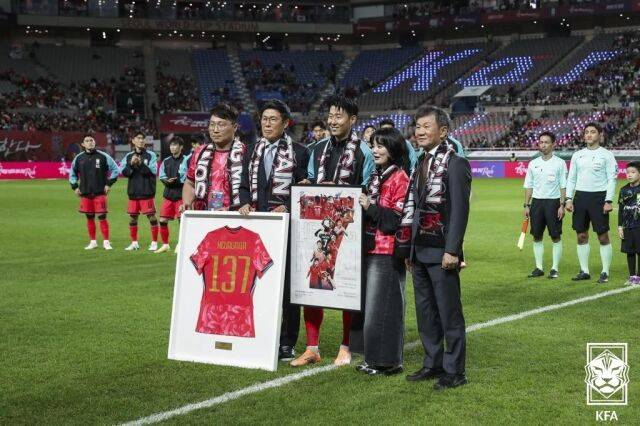 손흥민의 A매치 최다 출전 신기록 기념 행사 모습./대한축구협회
