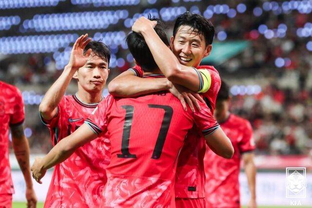 손흥민과 엄지성./대한축구협회