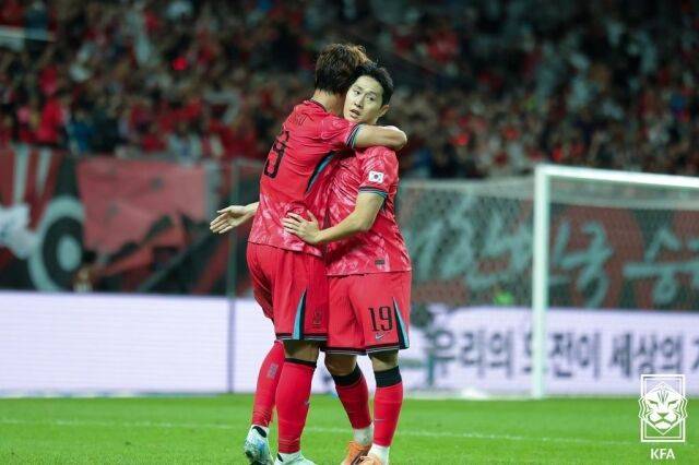 오현규와 이강인이 득점 후 포옹하고 있다./대한축구협회