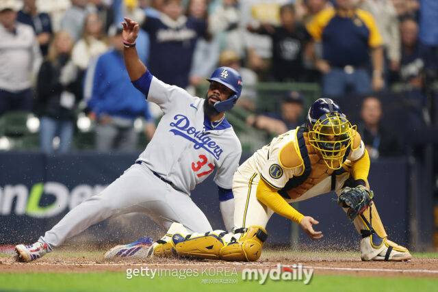 '포스아웃' 상황에서 홈에서 아웃되고 있는 LA 다저스 테오스카 에르난데스./게티이미지코리아