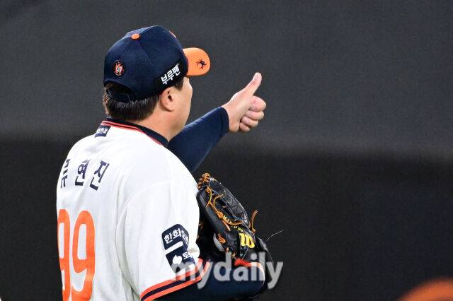 2025년 9월 26일 오후 대전 한화생명 볼파크에서 열린 '2025 신한 SOL뱅크 KBO 리그' LG 트윈스와 한화 이글스의 경기. 한화 선발투수 류현진이 3회초 1사 후 LG 박해민의 안타성 타구를 잡은 좌익수 문현빈에게 엄지 척을 하고 있다./대전=유진형 기자 zolong@mydauly.co.kr