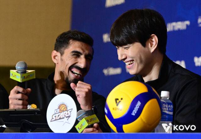 미디어데이에서 즐거운 시간을 보낸 야쿱(왼쪽)과 임성진./KOVO