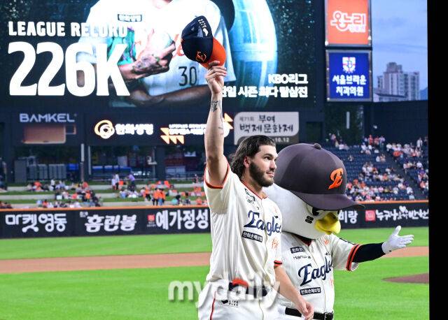 2025년 9월 26일 오후 대전 한화생명 볼파크에서 열린 '2025 신한 SOL뱅크 KBO 리그' LG 트윈스와 한화 이글스의 경기. 한화 폰세가 226K 단일시즌 최다 탈삼진 수상을 한 뒤 기뻐하고 있다./대전=유진형 기자 zolong@mydaily.co.kr