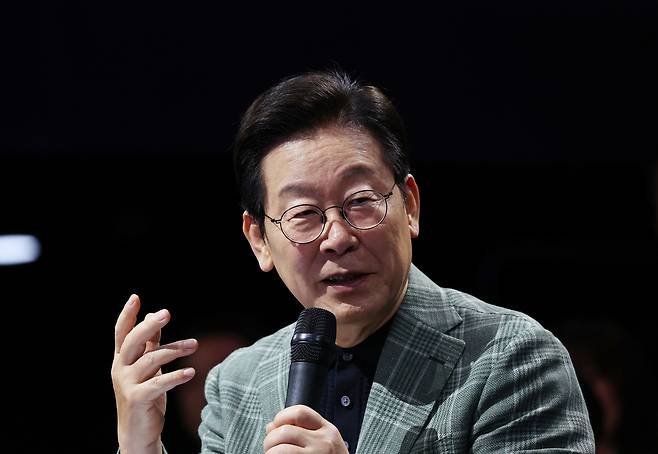 이재명 대통령이 14일 서울 동대문구 콘텐츠문화광장에서 디지털토크라이브 ‘국민의 목소리, 정책이 되다’ 간담회를 하고 있다. [연합]