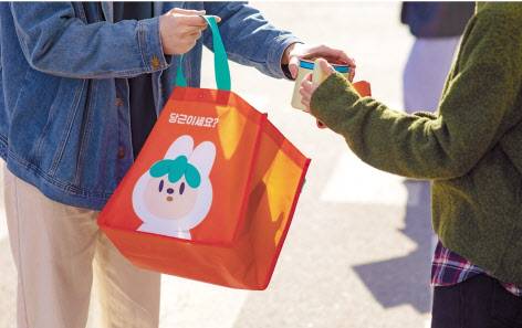 중고거래 애플리케이션 당근마켓 이용자들이 중고거래를 하고 있다. [당근마켓 제공]