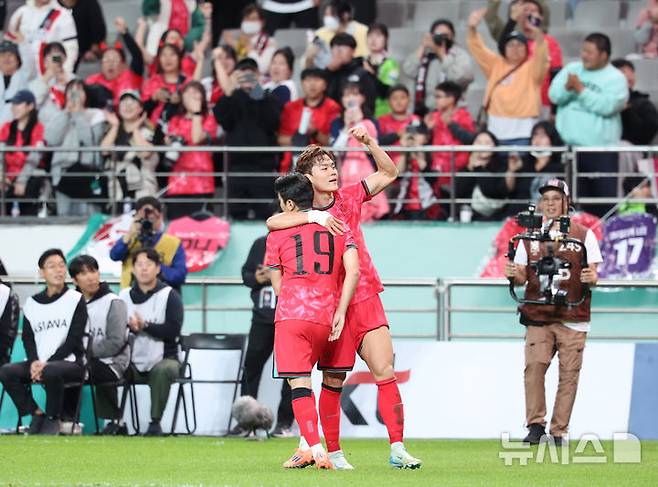 [서울=뉴시스] 이영환 기자 = 14일 오후 서울 마포구 서울월드컵경기장에서 열린 하나은행 초청 축구국가대표팀 친선경기 대한민국과 파라과이의 경기 후반전, 대한민국 오현규가 팀의 두 번째 골을 넣고 이강인과 기뻐하고 있다. 2025.10.14. 20hwan@newsis.com