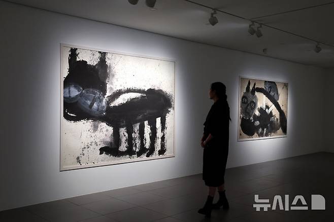 [서울=뉴시스] 박진희 기자 = 현대화랑은 개관 55주년을 맞아 재독 화가 노은님(1946~2022) 특별 회고전 ‘노은님  빨간 새와 함께 With The Red Bird’ 언론공개회를 14일 서울 종로구 현대화랑에서 갖고 작가의 1980~90년대 대표작 15점을 선별해 선보이고 있다. 2025.10.14. pak7130@newsis.com