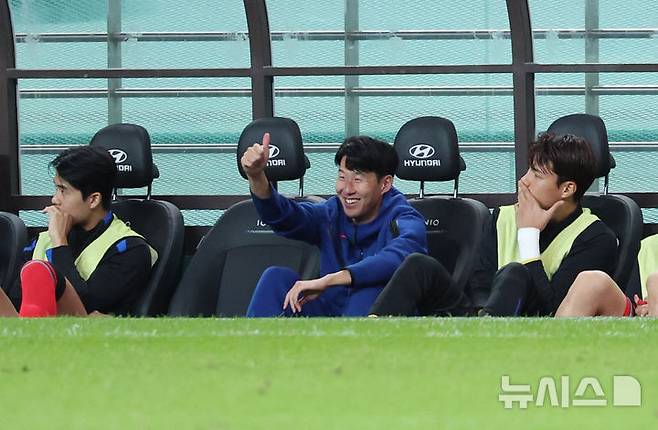 [서울=뉴시스] 이영환 기자 = 14일 오후 서울 마포구 서울월드컵경기장에서 열린 하나은행 초청 축구국가대표팀 친선경기 대한민국과 파라과이의 경기 후반전, 대한민국 손흥민이 황인범의 슈팅에 엄지를 들어보이고 있다. 2025.10.14. 20hwan@newsis.com