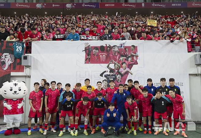 [서울=뉴시스] 김근수 기자 = 14일 오후 서울 마포구 서울월드컵경기장에서 열린 하나은행 초청 축구국가대표팀 친선경기 대한민국과 파라과이의 경기에서 대한민국이 파라과이를 2-0으로 승리를 거뒀다. 대한민국 선수들이 팬들과 기념촬영을 하고있다. 2025.10.14. ks@newsis.com