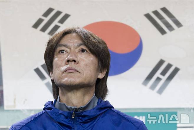 [서울=뉴시스] 김근수 기자 = 홍명보 대한민국 축구 국가대표팀 감독이 14일 오후 서울 마포구 서울월드컵경기장에서 열린 하나은행 초청 축구국가대표팀 친선경기 대한민국과 파라과이의 경기 시작 전 경기장을 바라보고 있다. 2025.10.14. ks@newsis.com
