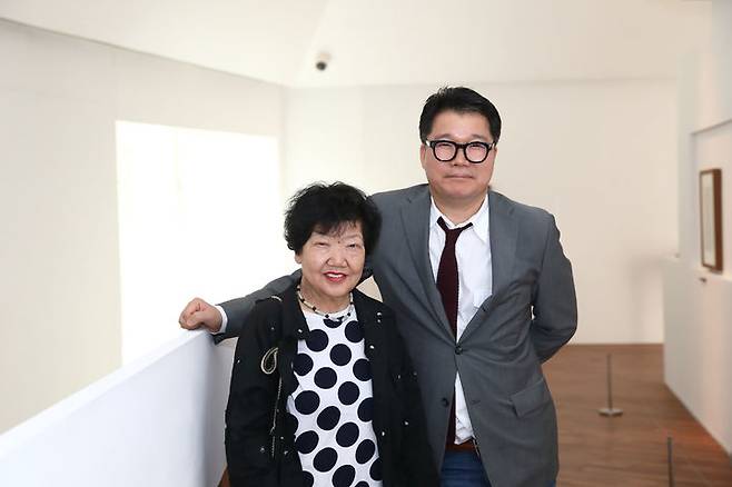 장욱진미술관에서 전시를 열고 기념 사진을 찍은 재독화가 노은님과 권준성 노은님 아카이브 관장. 사진=권준성 관장 제공. *재판매 및 DB 금지