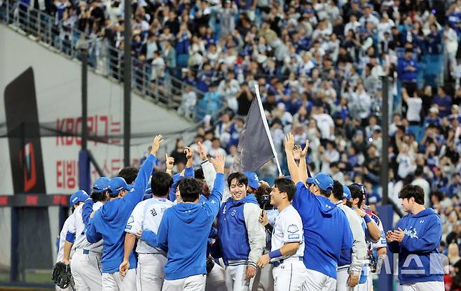 [대구=뉴시스] 이무열 기자 = 14일 대구 수성구 삼성라이온즈파크에서 열린 2025 신한 SOL 뱅크 KBO 포스트시즌 준플레이오프 4차전 SSG 랜더스와 삼성 라이온즈의 경기, 2-5로 승리한 삼성 라이온즈 선수들이 자축하고 있다. 202510.14. lmy@newsis.com