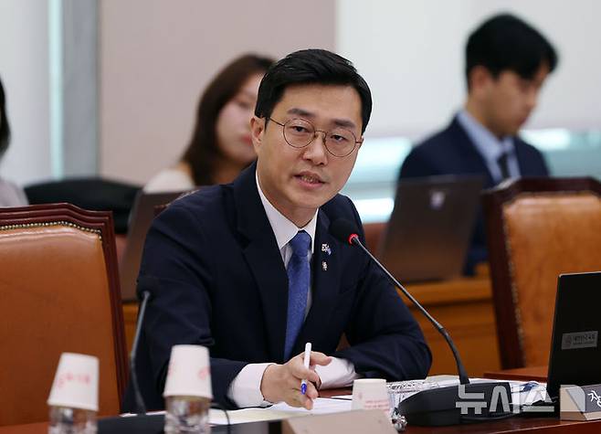 [서울=뉴시스] 김명년 기자 = 장경태 더불어민주당 의원이 지난달 5일 서울 여의도 국회에서 열린 법제사법위원회 검찰개혁 입법청문회에서 건진법사 진성배씨 자택 압수수색에서 발견된 현금 관봉권 띠지 분실 관련 질의를 하고 있다. 2025.10.15. kmn@newsis.com