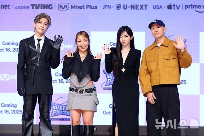 [서울=뉴시스] 김혜진 기자 = 가수 이와타 타카노리(왼쪽부터), 리에 하타, 아이들 소연, 개코가 15일 오전 서울 강남구 엘리에나호텔에서 열린 Mnet '언프리티 랩스타: 힙합 프린세스' 제작발표회에서 포즈를 취하고 있다. 2025.10.15. jini@newsis.com