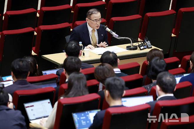 [서울=뉴시스] 최동준 기자 = 위성락 국가안보실장이 15일 서울 용산 대통령실 청사에서 캄보디아 사태에 대한 정부의 대응 현황 관련 브리핑을 하고 있다. 2025.10.15. photocdj@newsis.com