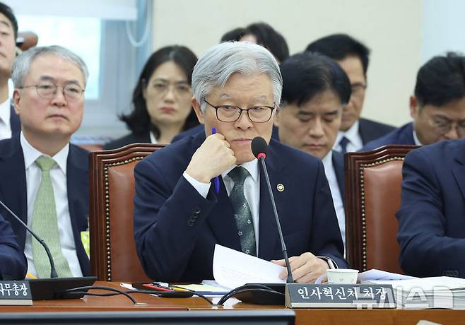 [서울=뉴시스] 고승민 기자 = 최동석 인사혁신처장이 15일 서울 여의도 국회에서 열린 행정안전위원회의 중앙선거관리위원회, 인사혁신처, 소방청 등 국정감사에서 생각에 잠겨 있다. 2025.10.15. kkssmm99@newsis.com