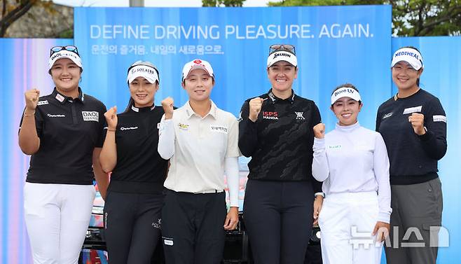 [해남=뉴시스] 권창회 기자 = 15일 오후 전남 해남 파인비치 골프링크스에서 열린 BMW 레이디스 챔피언십 2025 미디어데이에서 유해란(왼쪽부터), 윤이나, 김효주, 한나 그린, 야마시타 미유, 김아림이 포즈를 취하고 있다. 2025.10.15. kch0523@newsis.com