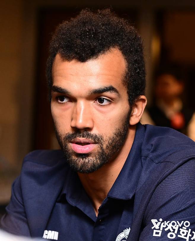 [서울=뉴시스] 남자배구 삼성화재 아히가 15일 서울 강남구 호텔리베라 청담에서 열린 진에어 2025~2025 V-리그 남자부 미디어데이에 참석해 취재진의 질문에 답하고 있다. (사진=KOVO 제공) 2025.10.15. *재판매 및 DB 금지