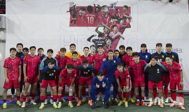 [서울=뉴시스] 김근수 기자 = 14일 오후 서울 마포구 서울월드컵경기장에서 열린 하나은행 초청 축구국가대표팀 친선경기 대한민국과 파라과이의 경기에서 대한민국이 파라과이를 2-0으로 승리를 거뒀다. 대한민국 선수들이 팬들과 기념촬영을 하고있다. 2025.10.14. ks@newsis.com