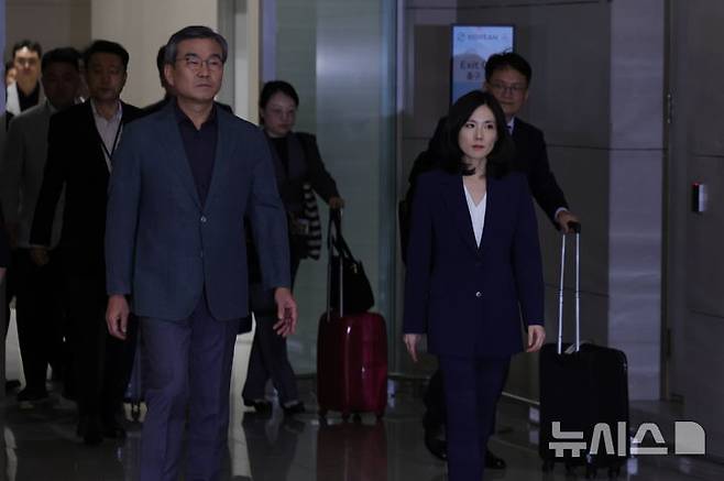 [인천공항=뉴시스] 홍효식 기자 = 정부합동대응팀 단장인 김진아(오른쪽) 외교부 2차관과 박성주 경찰청 국가수사본부장 등이 15일 오후 인천국제공항 제2터미널에서 한국인 대상 취업사기·납치·감금 범죄가 빈번하게 발생하고 있는 캄보디아로 출국하고 있다. 2025.10.15. yesphoto@newsis.com