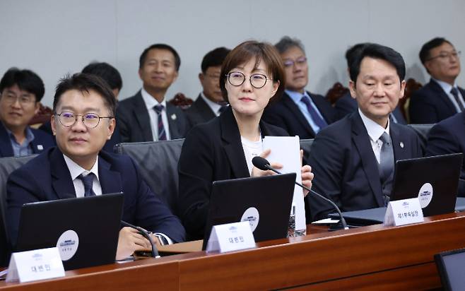 김현지 제1부속실장(가운데)이 13일 용산 대통령실에서 열린 수석보좌관회의에서 이재명 대통령의 발언을 듣고 있다. 연합뉴스