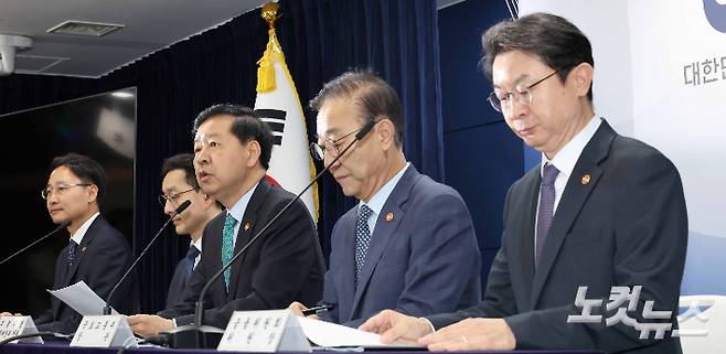 구윤철 경제부총리 겸 기획재정부 장관이 15일 정부서울청사에서 주택시장 안정화 대책을 발표하고 있다. 왼쪽부터 임광현 국세청장, 윤창렬 국무조정실장, 구 경제부총리, 김윤덕 국토교통부 장관, 이억원 금융위원장. 박종민 기자