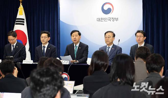 구윤철 경제부총리 겸 기획재정부 장관이 15일 정부서울청사에서 주택시장 안정화 대책을 발표하고 있다. 왼쪽부터 임광현 국세청장, 윤창렬 국무조정실장, 구 경제부총리, 김윤덕 국토교통부 장관, 이억원 금융위원장. 박종민 기자